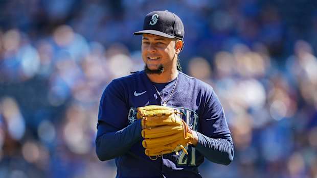 Seattle Mariners SP Luis Castillo stands on mound